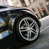  AUDI TTの艶やかなボディに街並を移り込ませ絵画のように撮ってみました。硬質感を強調したホイールと丸みを帯びた艶やかなボディのAUDI TTのマッチング、いかがでしょうか？／Camera:EOS-1D Mk2 #Shutter Speed:1/10 #F Number:11.0 #ISO:100 #Lens:24-70mm #Focal Length:unknown # By:Chikara Kitabatake #Location:Tokyo