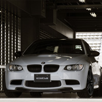  BMW M3。ガレージに佇む、M3。ワイドローなM3にぴったりなアングルが、このアングルです。白ボディの撮影は難しい、シャドーに入れて、写り込みに強いハイライトを映し、強いコントラストを表現してみた。／Camera:EOS-1Ds Mk2 #Shutter Speed:1/80 #F Number:11.0 #ISO:100 #Lens:155mm #By:Chikara Kitabatake #Location:Sizuoka