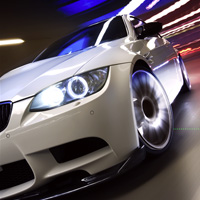  BMW M3。この車は走りのイメージが強い。最適なアングルを探す。目（ライト）の印象とエアーダムの印象の崩れないM3らしいポイントを探した。白いボディは難しい。濃淡のトーンが付きづらいからだ。シャドー側のトーンが沈まないのが大きな理由なのだが。写真はシャドーで撮るものなので、シャドーが明るすぎるとふわーっとした印象になってしまうのだ。数枚押して、プレビューを見る、悪くない、しかし、もう一振り、サイドに照明の光を足してみた。ホイール側にもう少し表情を出したかったのだ。結果、ご覧のような写真になった。流れる光のオビと、回転するホイールにも光が入り、動感が出た迫力ある写真を撮ることができたと思う。／Camera:EOS-1Ds Mk2 #Shutter Speed:1/10 #F Number:unkown #ISO:100 #Lens:16-35mm #Focal Length:30mm #By:Chikara Kitabatake #Location:Kisarazu Chiba
